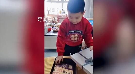男孩打開新年禮盒發現是試卷后大哭 寒假作業還沒有寫完