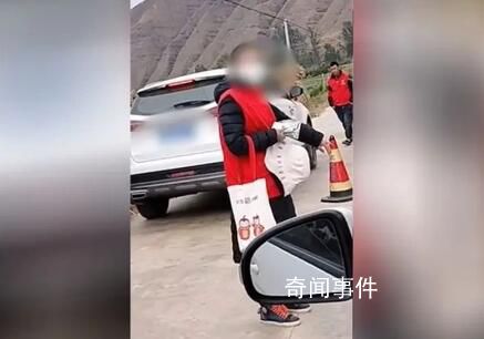 云南一地紅馬甲攔旅游車收衛生費 因游客太多亂丟垃圾