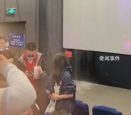 觀眾看電影《深海》突遇屋頂漏水 水流如注