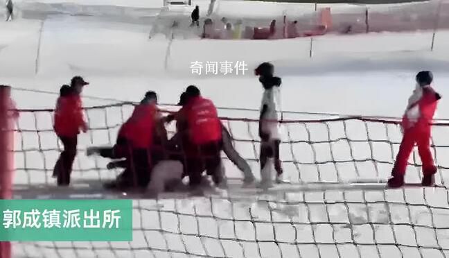 滑雪場工作人員群毆游客?警方回應(yīng)