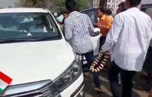 印度官員出席活動(dòng)時(shí)被近距離槍殺 槍手是一名執(zhí)勤警察