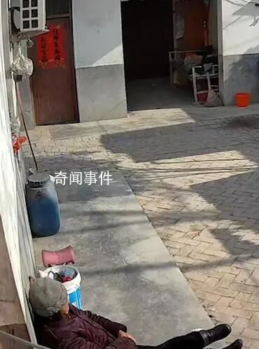 春節團聚后只剩奶奶獨坐院中 再見又是新的一年