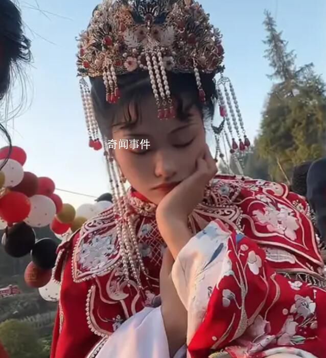 新娘吃席時原地睡著 聞到飯香才醒來