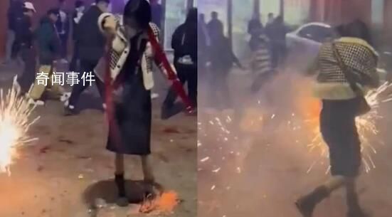 女子放鞭炮時(shí)將掛在身上的鞭炮引燃 路過(guò)的人都被她這一幕嚇壞了