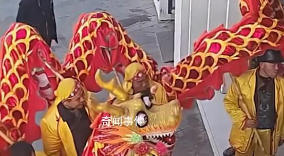 湖南一舞龍隊(duì)沖進(jìn)女試衣間要彩頭 店主：女孩子都沒穿衣服