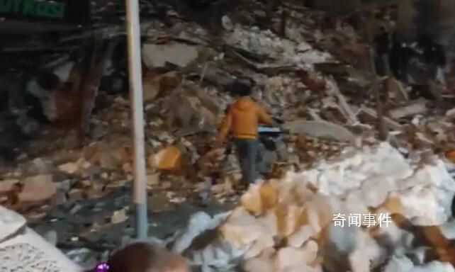 直擊土耳其7.8級地震救援現場 電力設施遭到破壞當地民眾在黑暗中救援