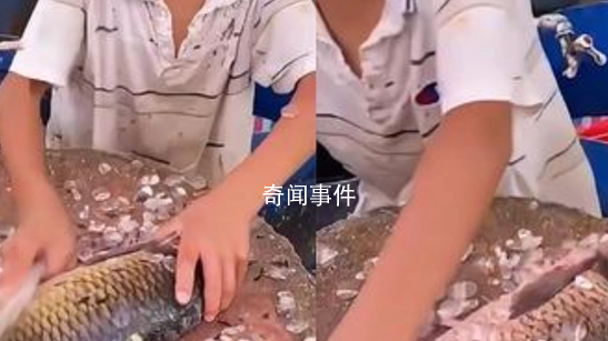 父親去世母親改嫁 11歲男孩街頭賣魚