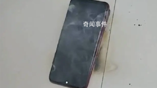 女子手機放枕邊突然冒煙自燃 電池并未發(fā)生爆炸