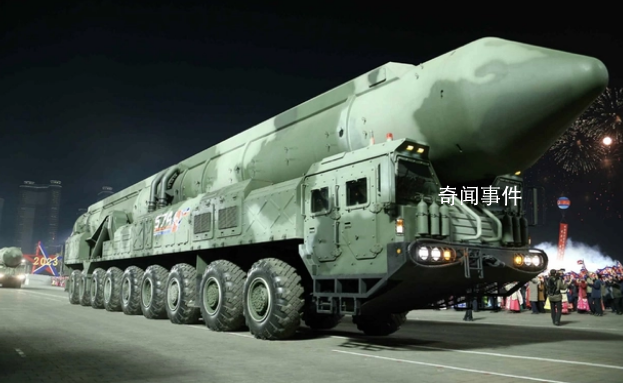 朝鮮閱兵首次公開新型洲際彈道導彈 金正恩攜女兒視察儀仗隊