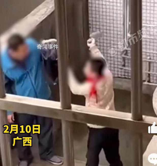 男孩手機(jī)被收拎菜刀威脅父親 雙方對峙約20秒