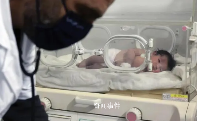 廢墟中出生女?huà)雽⒈皇遄娓附幼?數(shù)千人曾想收養(yǎng)