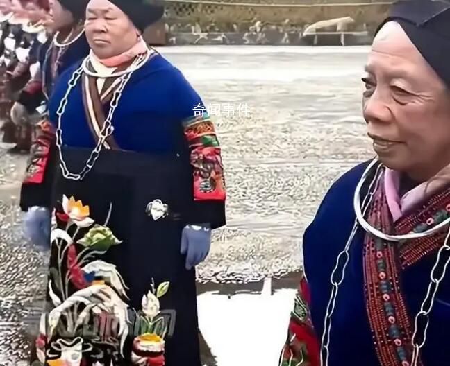 景區(qū)回應“苗寨跳舞的全是阿姨” 年輕人在中間敬酒