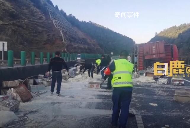 貨車側(cè)翻7噸臭豆腐橫撒高速 路面一片狼藉交通完全阻