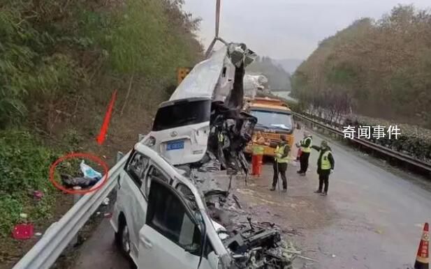 快遞貨車與面包車相撞致6死1傷 目前現(xiàn)場處置仍在進(jìn)行中