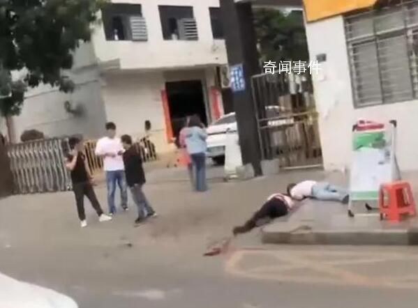 廣東東莞一電子廠門口現(xiàn)兇殺案 黑衣男子被警方控制