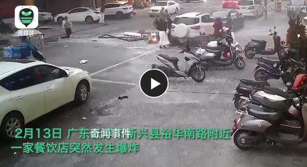 餐飲店爆炸瞬間:門(mén)口數(shù)人被氣浪掀飛