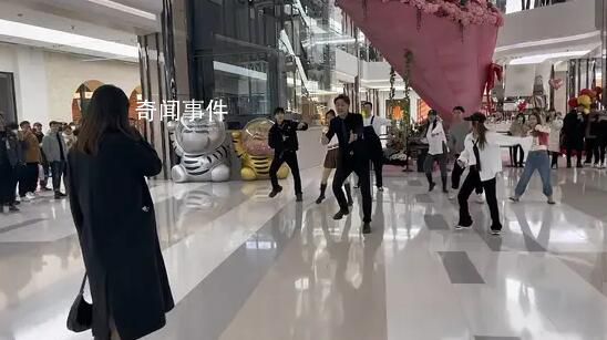 女生擠進人群吃瓜 男友突然出現求婚