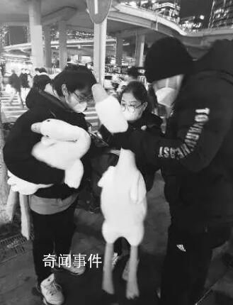 北京多個地鐵口有人掃碼送大鵝 這是銀行在爭搶客戶