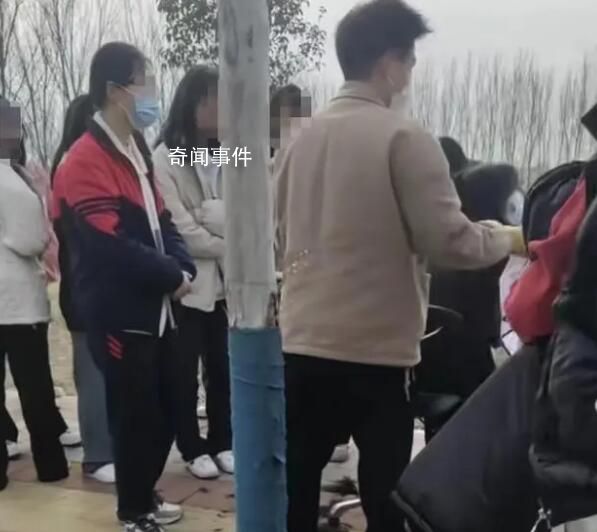 高中女生校門口統(tǒng)一剪發(fā)?教體局回應(yīng)