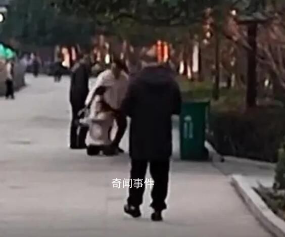 女子飛踹女兒還要扔垃圾桶 警方介入
