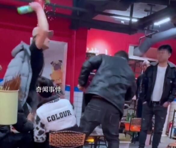 警方回應(yīng)西安一飯店多人用酒瓶互掄 目前因?qū)め呑淌伦?人已被刑拘