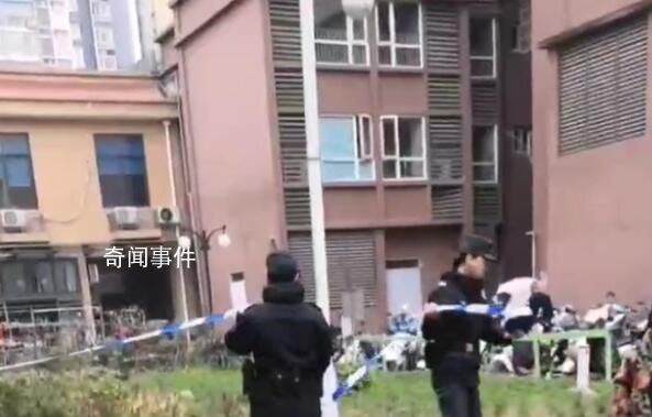 男孩在頂樓玩耍疑踩空從32樓墜亡 具體情況暫不清楚