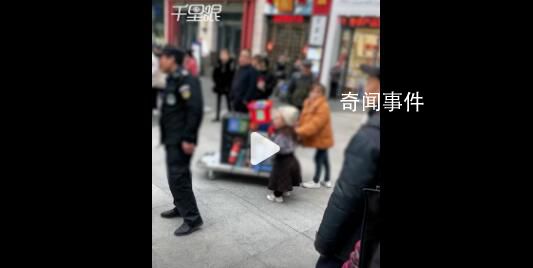 商場回應保安驅趕殘疾女子賣藝 沒有暴力驅趕此區域不允許賣藝表演
