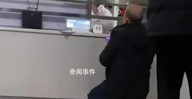 蘇州一醫院再現“丁義珍式窗口” 窗口高度和成年男性腰部齊平