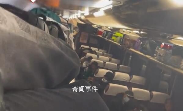 座位被占女子爬火車行李架睡覺 引起廣泛關(guān)注