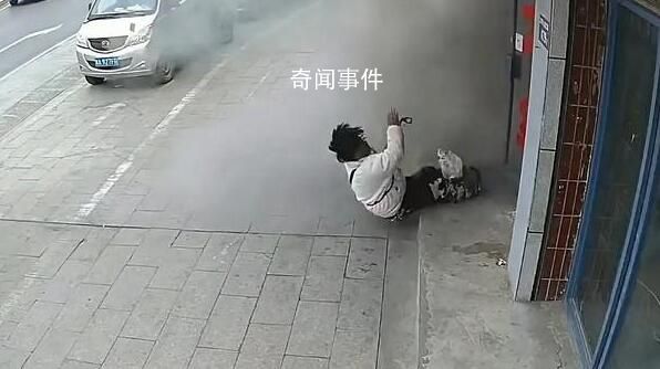 殘疾男子提醒店鋪冒煙被炸飛 目前男子被送往醫院治療