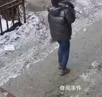 冰溜子從5樓墜落砸傷女子 過(guò)路女人熱心幫忙查看