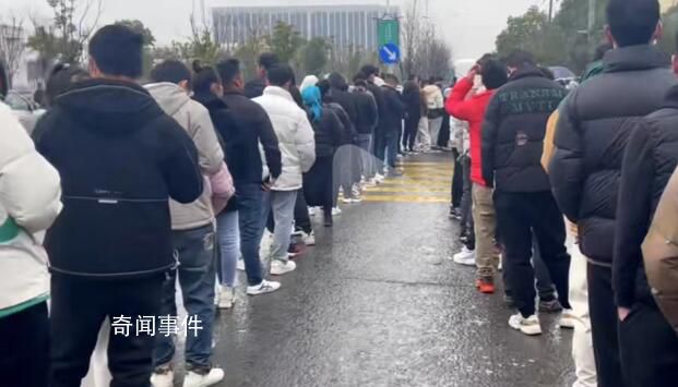 工價下跌 工廠門口仍大排長龍