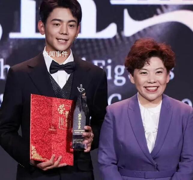 丁真和鄧亞萍一起走紅毯 為慈善盛典加油助力