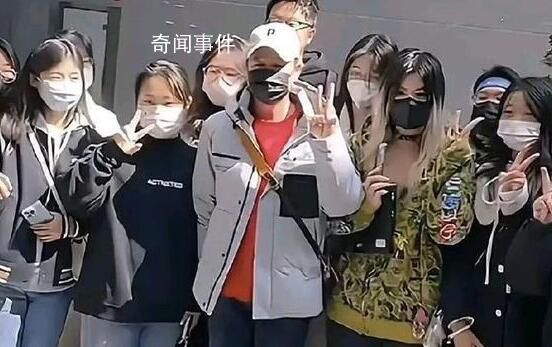 張頌文希望大家不要再接機 毫無明星架子