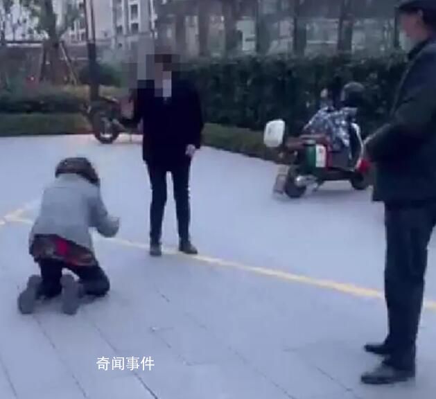 保潔被扣工資向領導下跪?警方回應