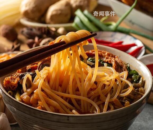 人大代表帶著螺螄粉參加兩會 我們準(zhǔn)備讓它火到世界去
