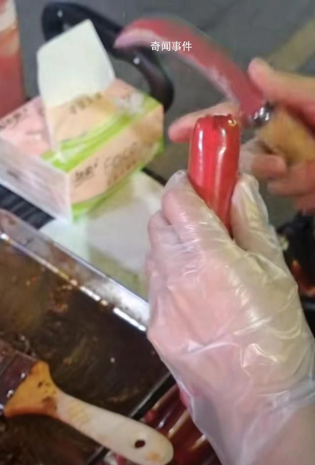 女護士下班擺攤賣“無菌烤腸” 網(wǎng)友：這烤腸吃得放心