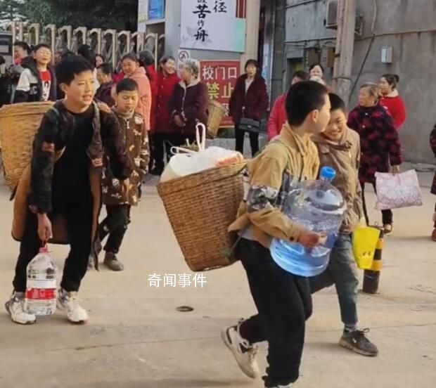 小學生背著“鍋碗瓢盆”去春游 已經推行多年