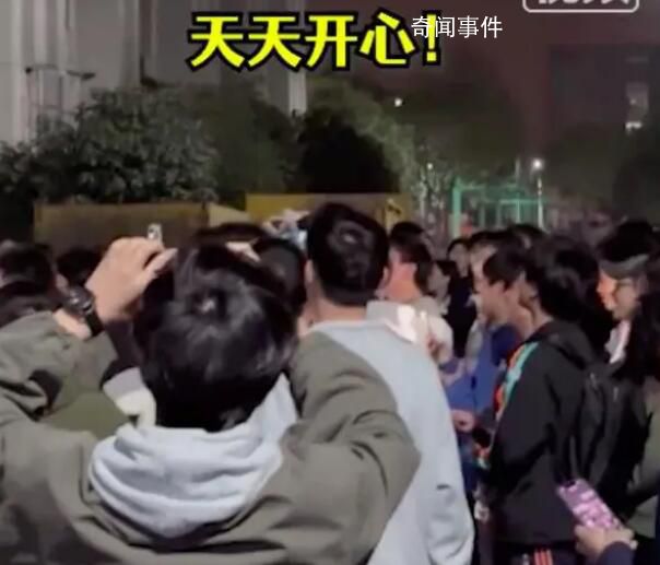 理工男集體喊樓送女生節日祝福 來自理科生的浪漫