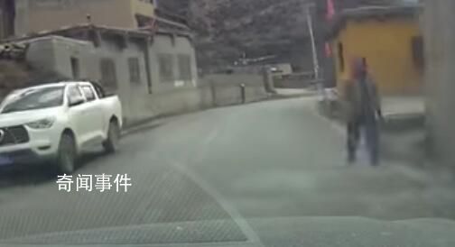 男子駕車4分鐘遇3次村民攔車要紅包 