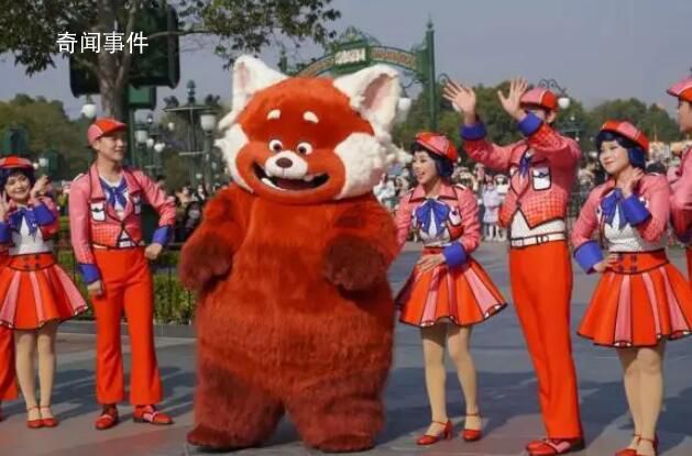小熊貓美美上海迪士尼首發亮相 引來一眾游客的駐足與歡呼