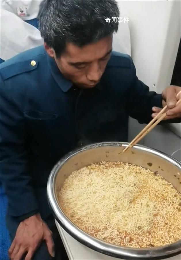 用盆吃面農民工回應月薪2萬邀約 家里有18畝地地還沒澆完