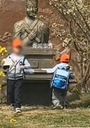 小學生拿著孔子畫像拜蔡倫 還不知道自己拜錯了