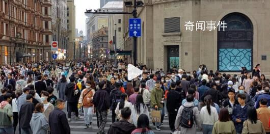 上海春游迎人從眾模式 外灘親水平臺到處都是游客