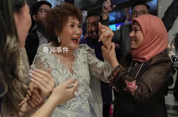 楊紫瓊84歲母親喜極而泣 楊紫瓊成為奧斯卡歷史上首位華裔影后