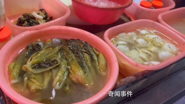 汕頭腌制廠工人用腳踩菜 芥菜泡污水扔路邊