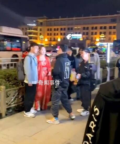 男子辭職擺攤拍照1月內激增14家同行 擺攤現在也開始卷了