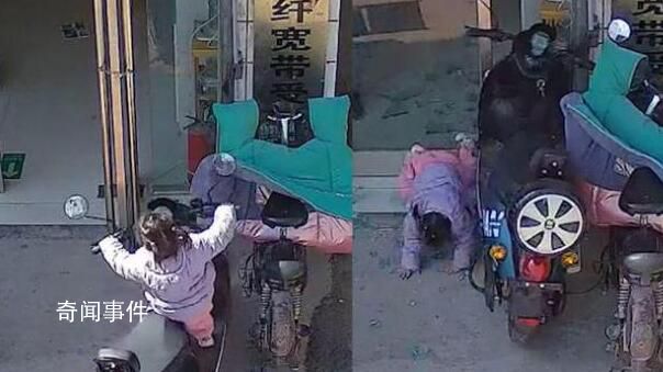 電動車忘鎖2歲娃擰油門撞向玻璃 監控畫面曝光太驚險了
