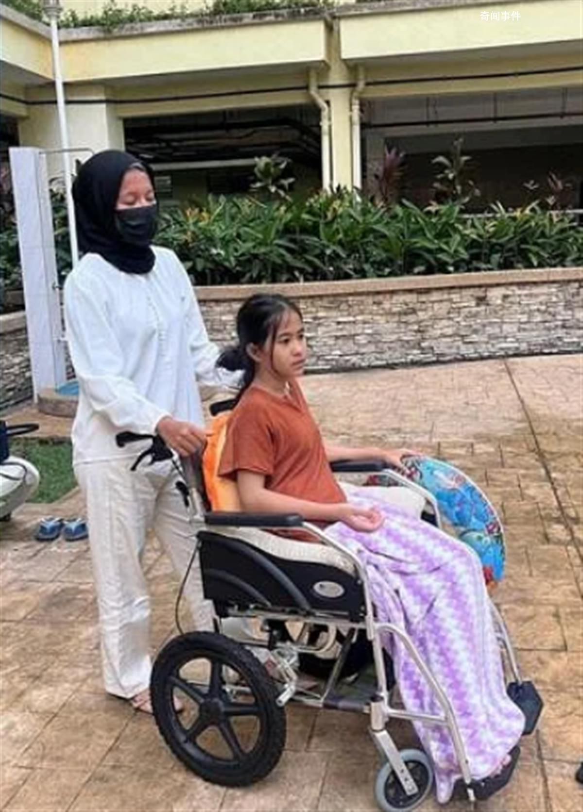 頑童拉走椅子致童星摔至尿失禁 還在進一步接受治療