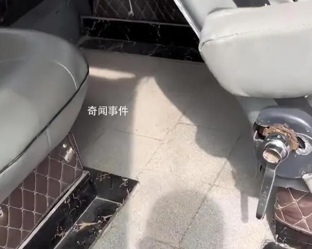 男子在車?yán)镤伌纱u還做了踢腳線 稱花了三四百塊又耐磨又方便打理